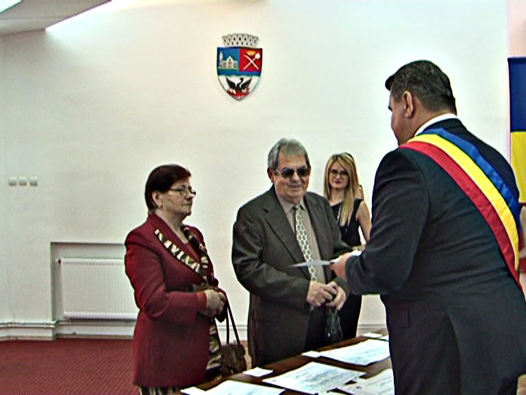 89 DE CUPLURI DE BUZOIENI AU ÎMPLINIT 50 DE ANI DE CĂSNICIE. AU PRIMIT FLORI, DIPLOME, BANI ŞI O MASĂ FESTIVĂ