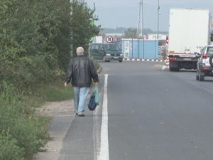 NU EXISTĂ TROTUAR PE DRUMUL SPRE DEDEMAN. PIETONII MERG PRIN BĂLĂRII SAU ÎŞI RISCĂ VIAŢA PE MARGINEA ŞOSELEI