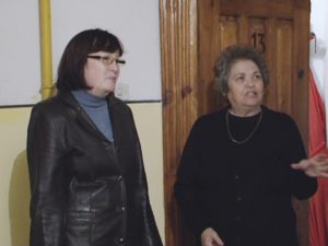 SPRAY PARALIZANT IN OCHI! BATRANA AGRESATA DE GOLANI IN FATA BLOCULUI