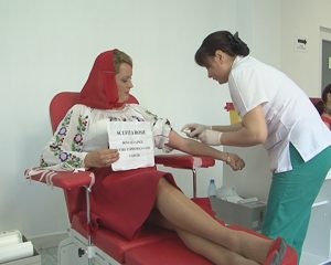 SÂNGE PENTRU COPIII BOLNAVI DE CANCER. PERSONAJE DE POVESTE AU DONAT ASTĂZI SÂNGE