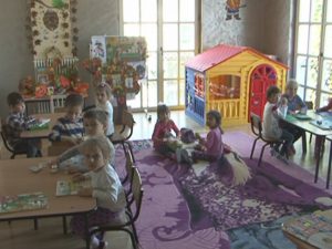 CEA MAI FRUMOASĂ GRĂDINIŢĂ DIN BUZĂU. CONDIŢII DE LUX ÎN VILA PENTRU CARE SE PLĂTEŞTE 5000 DE EURO PE LUNĂ CHIRIE