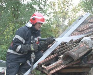 CASĂ MISTUITĂ DE FLĂCĂRI LA CÂNDEŞTI. FOC NESUPRAVEGHEAT IN SOBA, JAR CAZUT PE COVOR
