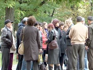LA DRUM CU BASTONUL ALB. CUM CIRCULĂ NEVĂZĂTORII PRIN BUZĂU