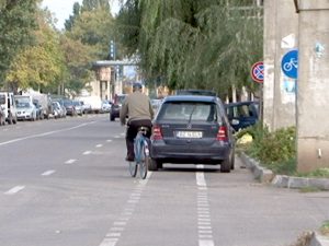 PISTĂ DE BICICLIŞTI FĂRĂ NICIUN ROST. E OCUPATĂ DE MAŞINI ŞI SE TERMINĂ LA IEŞIREA DE PE STRADĂ