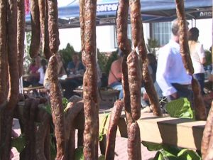 SĂRBĂTOARE PICANTĂ LA BERCA. CÂRNAŢII DE PLEŞCOI AU FOST VEDETELE FESTIVALULUI