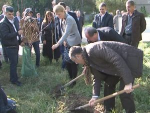 GORGHIU ŞI BLAGA AU PLANTAT POMI LA BUZĂU.	PRILEJUL A FOST FOLOSIT PENTRU A CRITICA PSD