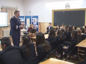 CAPCANELE INTERNETULUI. ACŢIUNE DESFĂŞURATĂ DE POLIŢIŞTI ÎN ŞCOLILE DIN ORAŞ