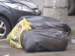 A ÎNCEPUT COLECTAREA SELECTIVĂ ŞI PE STRADĂ. DEŞEURILE SEPARATE DIN COŞURILE DE PE STRADĂ SUNT PUSE ÎN SACI