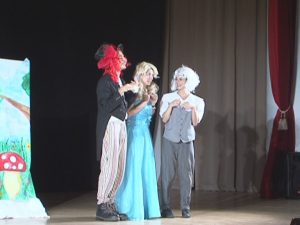 ALICE DIN ŢARA MINUNILOR, ÎN TRECERE PRIN BUZĂU. S-A DESCHIS STAGIUNEA TEATRALĂ ŞI PENTRU COPII