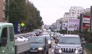 TRAFIC INFERNAL ÎN BUZĂU. MOTIVUL: SE ASFALTEAZĂ PODUL DE LA MĂRĂCINENI