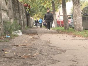 GROPILE DE PE „REPUBLICII”. TROTUAR PERICULOS ÎNTRE SPITALUL CFR ŞI AUTOGARĂ