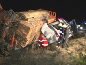 TREI MORŢI, STRIVIŢI ÎN MICROBUZ SUB CAMIONUL CU LEMNE. ALTE 10 PERSOANE DIN MICROBUZ AU FOST RĂNITE