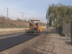 SE TOARNĂ ASFALT ÎN ZONA PODULUI DE LA VADU PAŞII. SEMN CĂ ÎN CURÂND VOR ÎNCEPE ŞI LUCRĂRILE LA POD