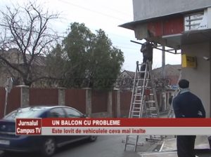 UN BALCON CU PROBLEME. ESTE LOVIT DE VEHICULELE CEVA MAI ÎNALTE.