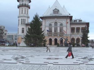 DOI BRAZI FRUMOŞI. AU FOST INSTALAŢI POMII DE IARNĂ DE SĂRBĂTORI