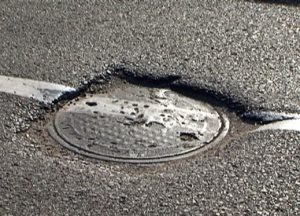 CANALE DE ZONA ZERO. ŞI ÎN CENTRU, ŞOFERII DAU ÎN GROPI