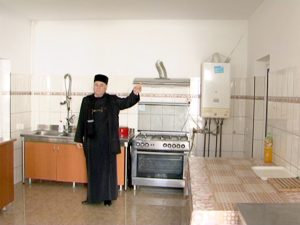 HRANĂ PENTRU CREDINCIOŞI. BISERICA CUVIOASA PARASCHEVA ÎI HRĂNEŞTE PE NEVOIAŞi