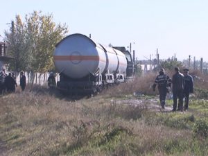 ALARMĂ LA CFR. DIN DOUĂ VAGOANE-CISTERNĂ SE SCURGEA GAZ LICHEFIAT