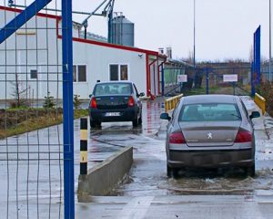 SE CAUTĂ SURSA MIROSULUI URÂT DIN ORAŞ. GARDA DE MEDIU A CONTROLAT FERMELE DE PORCI.