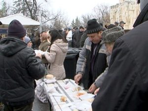 DE ZIUA ROMÂNIEI, BUZOIENII PRIMESC FASOLE CU CÂRNAŢI. PORŢIA DE FASOLE, PLĂCINTĂ ŞI VIN FIERT VA COSTA 19,5 LEI