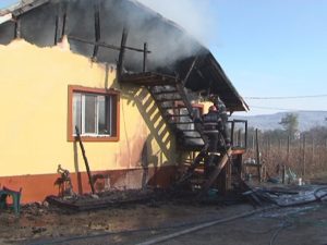 FOC LA CÂNDEŞTI. O CASĂ S-A APRINS DE LA CENTRALA PE LEMNE