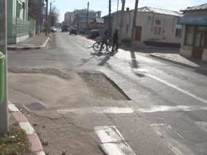 O ALTĂ GROAPĂ ÎN ASFALT. LUCRĂRILE DE INTERVENŢIE LASĂ URME ADÂNCI