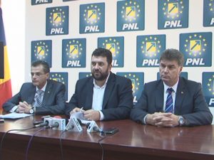 „SISTEM MAFIOT ÎN PRIMĂRIE”. PENELIŞTII BUZOIENI CER DEMISIA EXECUTIVULUI DIN PRIMĂRIA BUZĂU