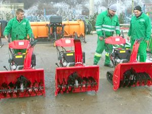 PRIMII FULGI DE ZĂPADĂ. UTILAJELE PENTRU DESZĂPEZIREA ORAŞULUI SUNT PREGĂTITE