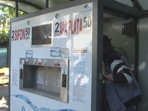 AU REAPĂRUT SIFONĂRIILE. PENTRU 50 DE BANI PRIMEŞTI DOI LITRI DE SIFON