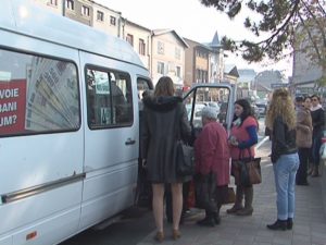 CA SARDELELE, ÎN MAXI-TAXI. ÎN ORELE DE VÂRF, MICROBUZELE SUNT TICSITE