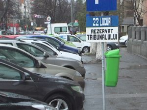 PARCARE PENTRU MAGISTRAŢI ŞI ANGAJAŢII TRIBUNALULUI. JUSTIŢIABILII TREBUIE SĂ PARCHEZE ÎN ALTĂ PARTE