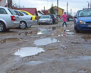 SEZONUL PLOILOR ŞI BĂLŢILOR, VIAŢĂ GREA PE STRĂZILE NEASFALTATE.