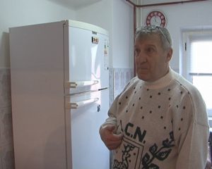 S-A STRICAT FRIGIDERUL REPARAT. UN BUZOIAN RECLAMĂ FIRMA DEPANATOARE