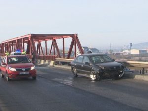 CARAMBOL CU ZECE MAŞINI PE PODUL DE LA MĂRĂCINENI. POLEI PE CAROSABIL, ACŢIUNE ÎNTÂRZIATĂ A FIRMEI DE DESZPEZIRE