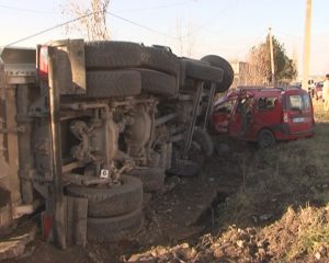 TIR CU ASFALT, RĂSTURNAT LA C.A. ROSETTI. ÎN PREALABIL, A TAMPONAT UN AUTOTURISM