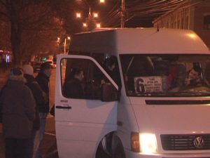 CA SARDELELE ÎN MAXI-TAXI. BUZOIENII SE BAT PE UN LOC ÎN MICROBUZ  PENTRU A AJUNGE LA SERVICIU