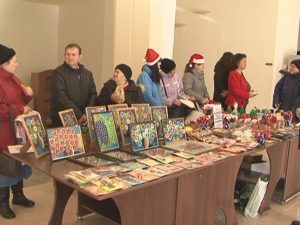 INVITAŢIE LA CUMPĂRĂTURI. OBIECTE DECORATIVE, CONFECŢIONATE DE SURDO-MUŢI