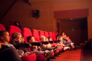 MOŞ NICOLAE LA CJ. DULCIURI ŞI TEATRU PENTRU COPIII CUMINŢI