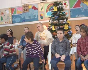 DARURI PENTRU COPIII SPECIALI. FOŞTII VOLEIBALIŞTI AU ÎMPĂRŢIT CADOURI