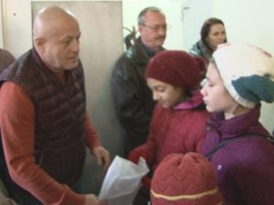 MOŞ NICOLAE LA CJ. COPIII AU FOST LA TEATRU ŞI AU PRIMIT DULCIURI