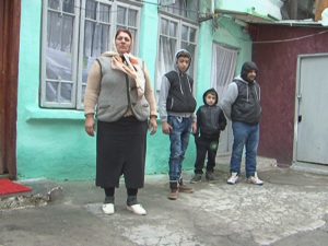 ARUNCAŢI ÎN STRADĂ, INAINTE DE SĂRBĂTORI. EVACUAŢI DIN CASĂ, TRĂIESC DIN MILA VECINILOR
