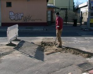 O GROAPĂ CU VECHIME. FIRMA NU ASFALTEAZĂ, PRIMĂRIA DOARME