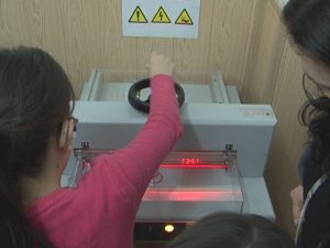 MINITIPOGRAFIE PENTRU ELEVII FĂRĂ AUZ ŞI VORBIRE. TINERII VOR ÎNVĂŢA AICI O NOUĂ MESERIE