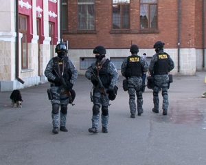 MASCAŢII PĂZESC ORAŞUL. LUPTĂTORII DE LA ACŢIUNI SPECIALE PATRULEAZĂ ÎN ZONELE AGLOMERATE