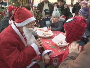POMI DE IARNĂ VII. COPIII DIN MAI MULTE CARTIERE L-AU PRIMIT PE MOŞ CRĂCIUN