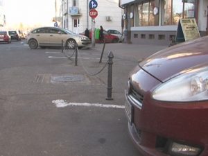 LOCURI DE PARCARE OCUPATE ABUZIV. BOŞCODEALĂ: „POLIŢIA LOCALĂ DĂ CONTINUU AMENZI”