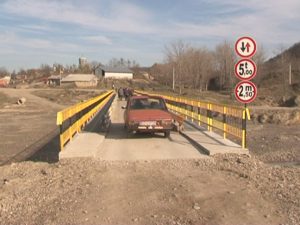 POD NOU PESTE SLĂNIC LA ALDENI. 300 DE SĂTENI NU VOR MAI FI IZOLAŢI RUTIER