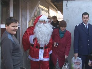 MOŞ CRĂCIUN POLIŢIST. POLIŢIŞTII BUZOIENI AU DUS DARURI COPIILOR