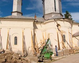 BANI PUBLICI PENTRU BISERICĂ. CJ VA ALOCA FONDURI PENTRU MĂNĂSTIREA RĂTEŞTI