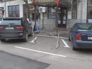 PARCĂRI REZERVATE ILEGAL. FĂNICĂ BÎRLĂ: „ÎNGRĂDIREA PARCĂRII CONSTITUIE UN ABUZ”